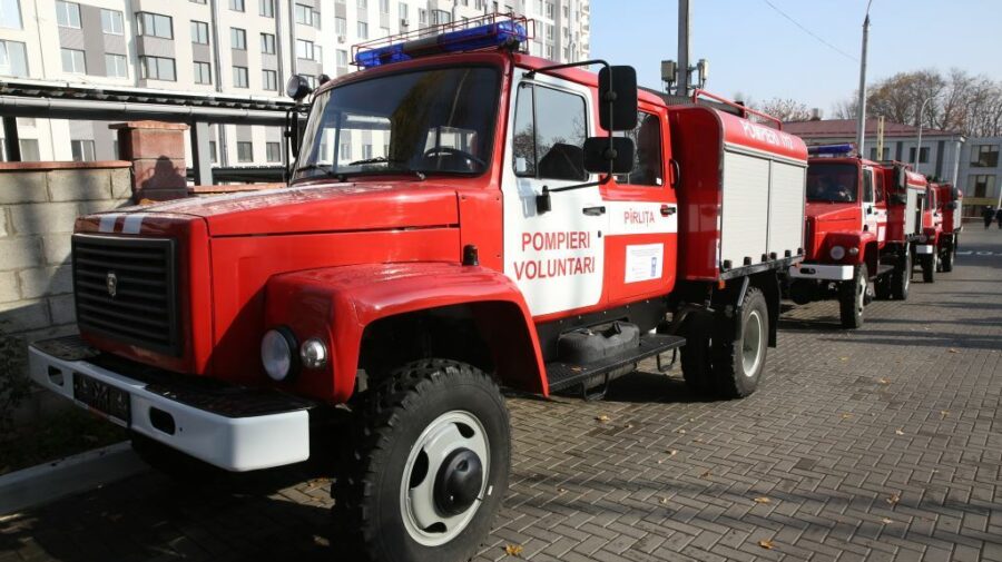VIDEO Autospeciale noi și echipamente au fost oferite stațiilor de pompieri din trei localități din țară