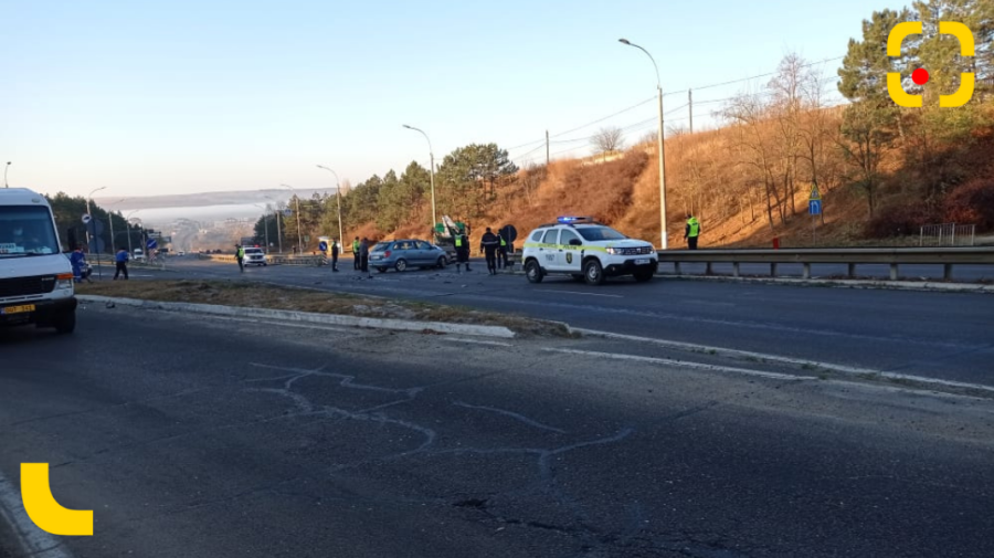 VIDEO, FOTO Accident grav la ieșirea din Ialoveni. Automobilele au fost proiectate în direcții diferite