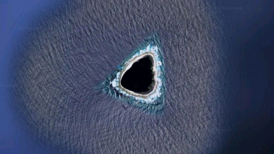 Imaginea de pe Google Maps de la care a pornit o dezbatere aprinsă. Ce este acest triunghi negru în mijlocul oceanului?