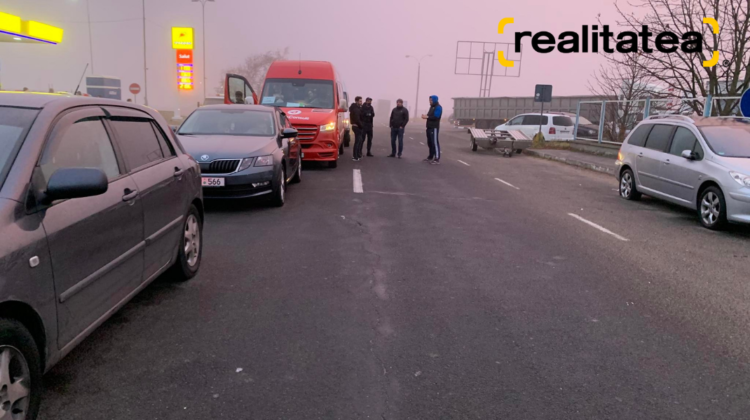 FOTO Dimineață cu ghinion! Zeci de mașini și sute de persoane sunt în așteptare la Vama Leușeni. Ar fi căzut sistemul