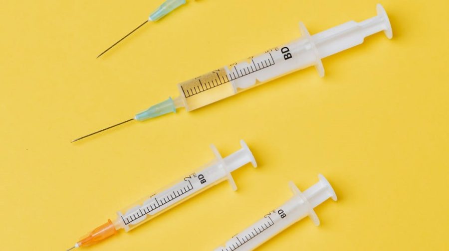 Sărăcie de seringi în toată lumea! Există riscul ca anul viitor să nu poată fi făcut niciun vaccin
