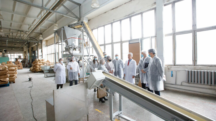 FOTO Deputații au mers acolo de unde pornește pâinea caldă. Pierderile întreprinderii de 4,6 mln de lei i-a motivat