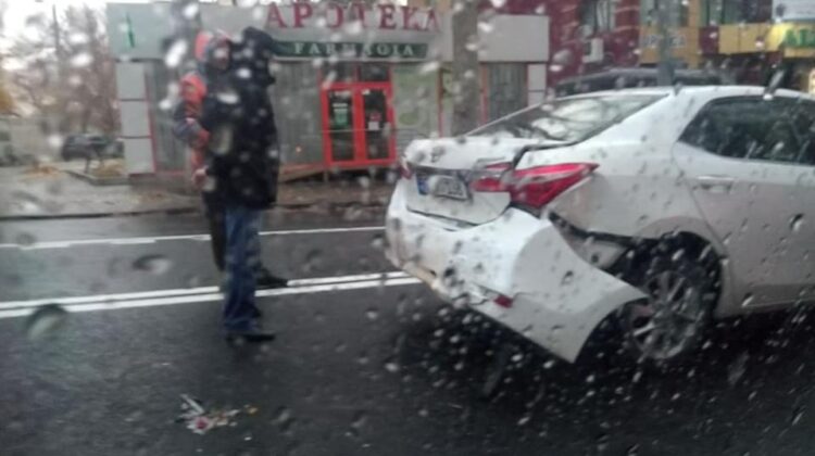 FOTO Accident dublu pe str. Ion Creangă, dintre care unul în lanț! EVITAȚI ZONA