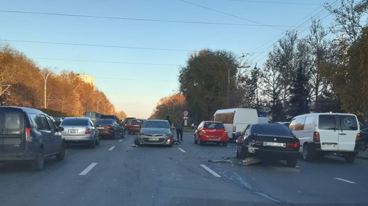FOTO Patru șoferi s-au ciocnit în apropiere de Porțile Orașului. Traficul este teribil