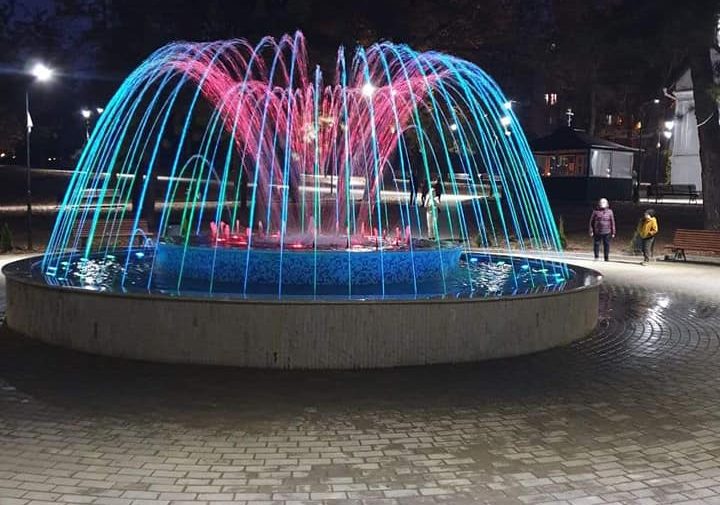 FOTO Într-un parc din sectorul Rîșcani a fost inaugurat un havuz cu lumini. Vezi cum arată