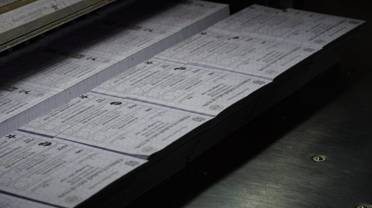 FOTO S-a distrus matrița buletinelor de vot pentru alegerile de duminică. Conducerea CEC a supravegheat procesul