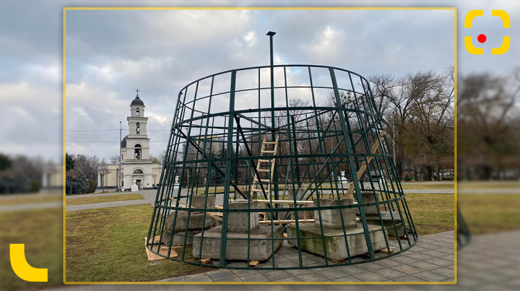 FOTO Să vină sărbătorile! În Chișinău a început instalarea pomului de Crăciun