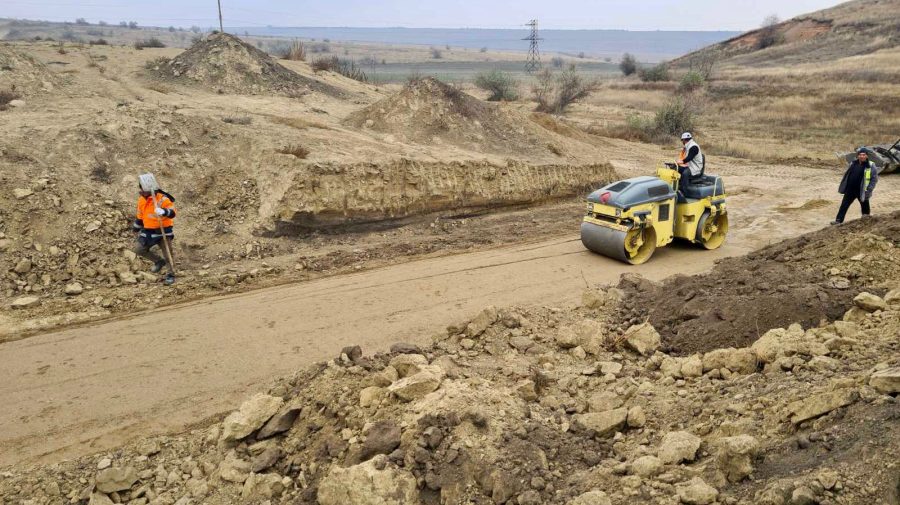 FOTO Cu viteza melcului! Progresul construcției drumului de ocolire a satului Slobozia Mare este unul lent