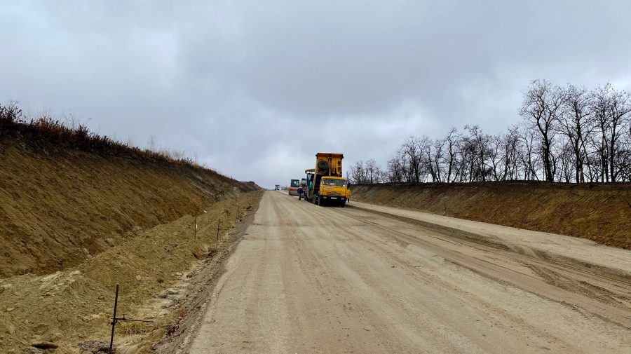 FOTO Drumul de ocolire a satului Troița Nouă este în proces de construcție. Când vor fi finalizate lucrările