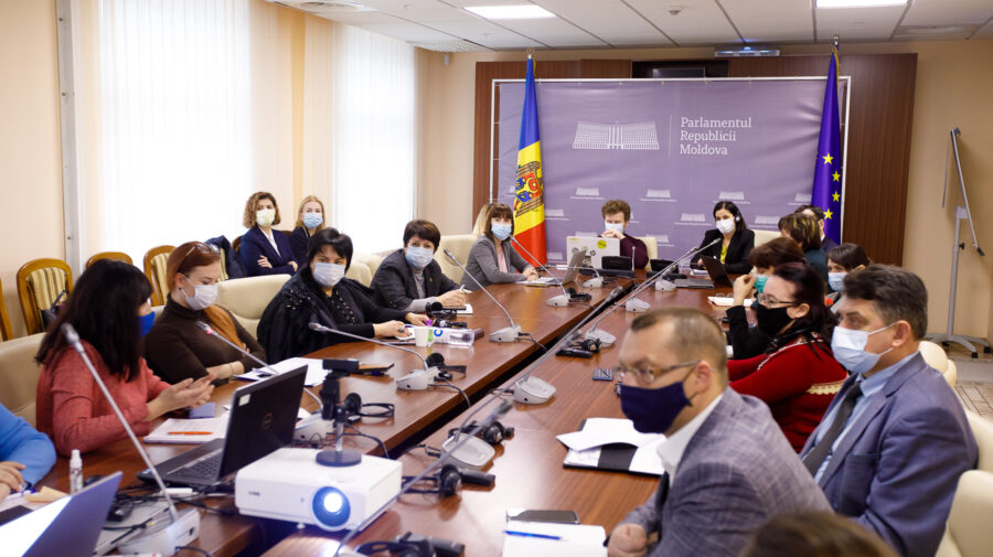 VIDEO Studiu dedicat îngrijirii copiilor prin metode alternative, lansat la Parlament. Prevederile și propunerile
