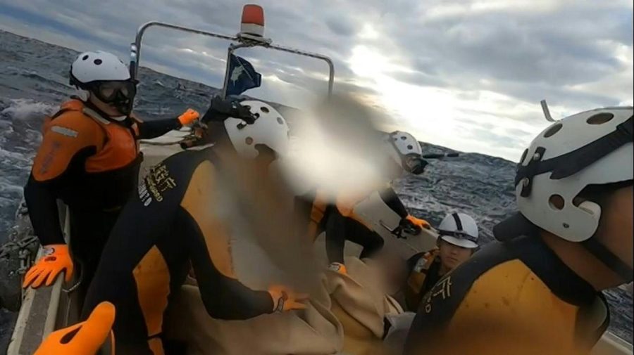 VIDEO Un bărbat a fost salvat după 22 de ore în derivă în largul coastei Japoniei