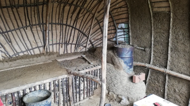 FOTO Supranumit „Omul pământului”, un elvețian trăiește de câțiva ani într-o grotă săpată pe proprietatea sa