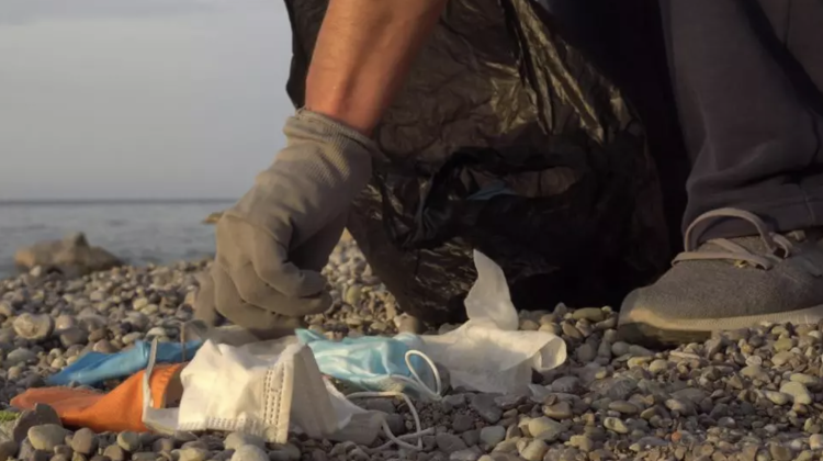 Oceanele lumii, poluate cu 26.000 de tone de plastic provenit din echipamentele de protecție împotriva COVID