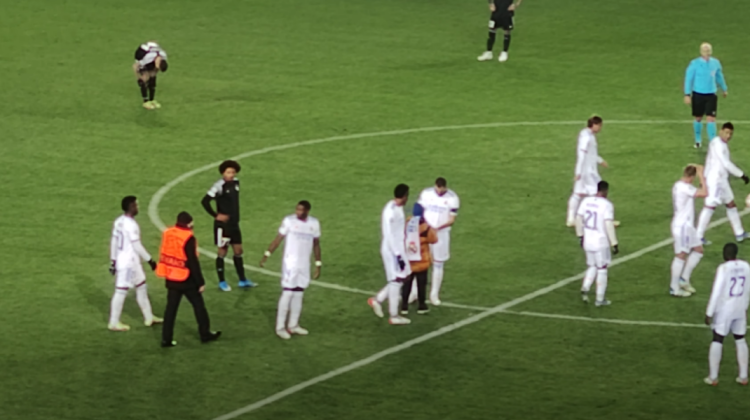 VIDEO Momentul în care un băiețel a intrat pe teren în timpul meciului Sheriff-Real Madrid, pentru a lua un autograf