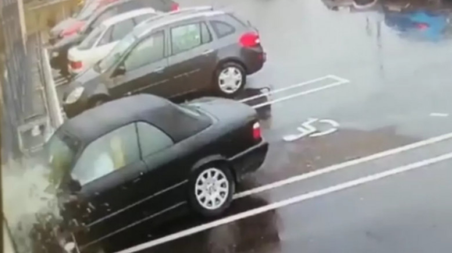 VIDEO A intrat cu BMW-ul prin geamul unui supermarket. Vezi peripeția unei românce
