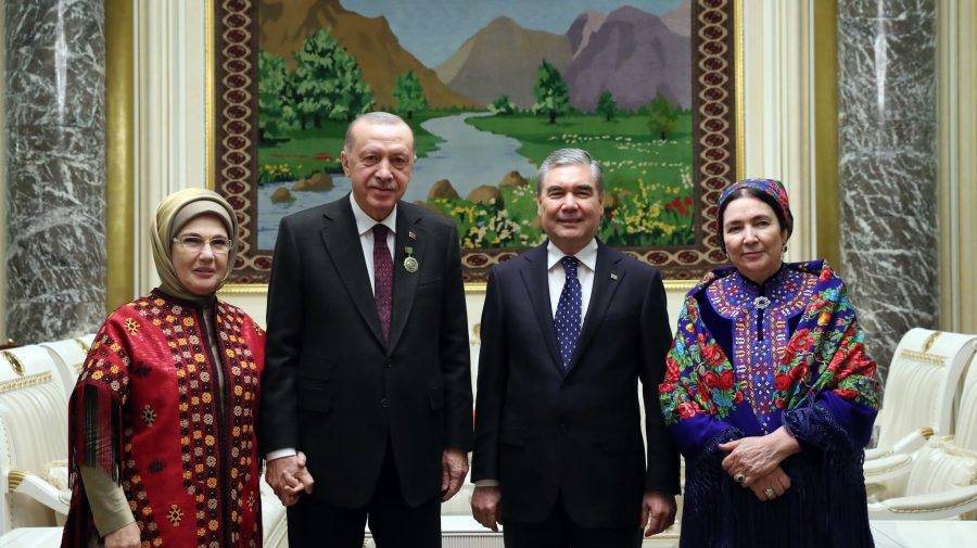 Soția președintelui Turkmenistanului apare pentru prima dată într-o fotografie oficială alături de prima doamnă a Turciei