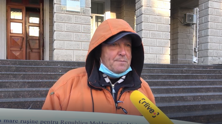 VIDEO Cine este protestatarul din fața MAI-ului care doarme acolo de cinci zile și ce vrea să discute cu Ana Revenco