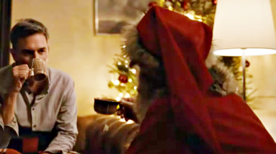 VIDEO Moș Crăciun se îndrăgostește anul acesta de un bărbat. Despre relația de iubire dintre cei doi!