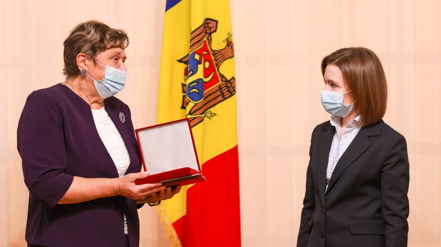Președintele Maia Sandu a înmânat Ordinul Republicii soției regretatului profesor, Paul Bran, primul rector ASEM