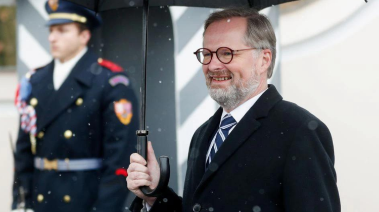 FOTO Președintele Cehiei, bolnav de Covid, l-a desemnat pe noul premier din interiorul unei cutii de policarbonat