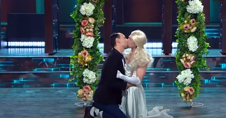 VIDEO Un post de televiziune din Rusia amendat pentru sărutul a doi comedianți în direct
