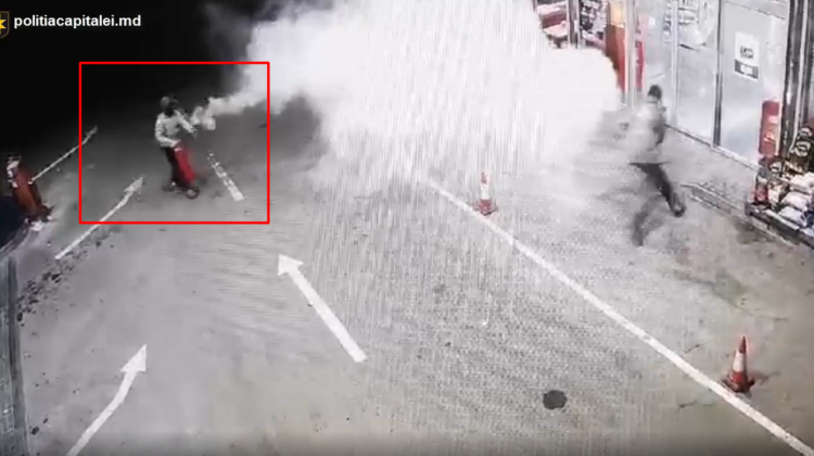VIDEO „Înarmați” cu cagule pe cap și cu un stingător de incendiu. Cine sunt indivizii suspectați de tâlhărie