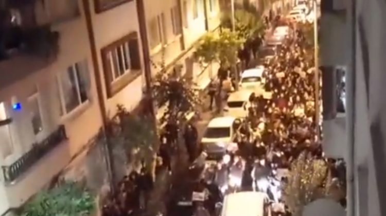 VIDEO Turcii – în stradă împotriva lui Erdogan, după ce lira s-a prăbușit. „Averea ta e furată de la noi”