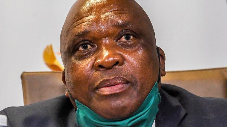 Ministrul Sănătății din Africa de Sud se plânge că restricțiile de călătorie din cauza Omicron sunt nejustificate