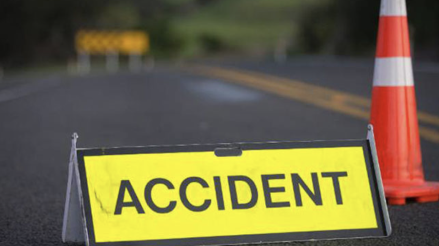 VIDEO Accident rutier pe un sens giratoriu din sectorul Ciocana! Un motociclist a fost doborât la pământ