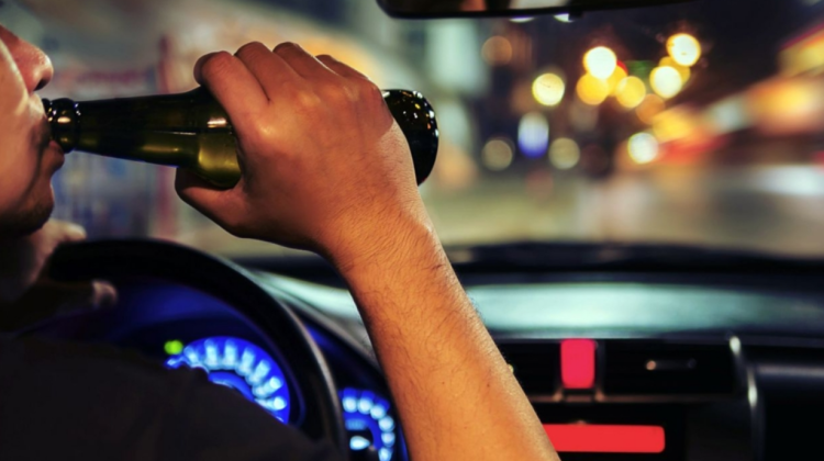 VIDEO Beat criță la „plimbare” nocturnă. Individul a rămas fără automobil
