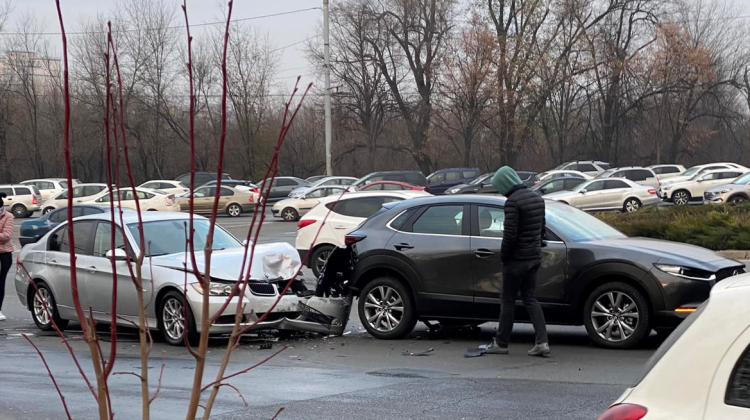 FOTO S-au „pupat” la răsărit. Două unități de transport, implicate într-un accident în sectorul Rîșcani
