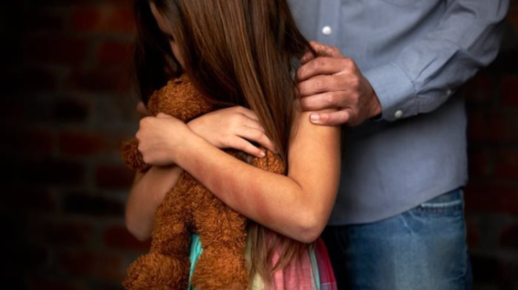 Un individ riscă detenție pe viață, pentru că și-a violat fiica vitregă mai mulți ani la rând