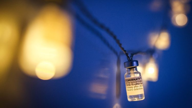 FOTO Luminițe de Crăciun din fiole goale de vaccin. Ideea neobișnuită a unor medici din Germania