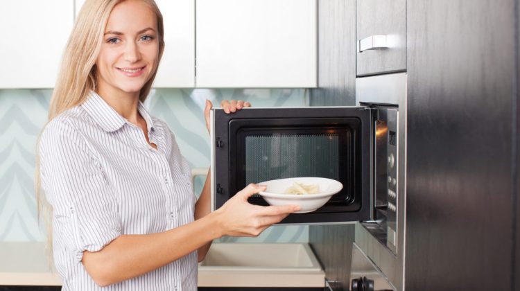 Ce poţi face cu ajutorul cuptorului cu microunde, în afară de a încălzi mâncarea