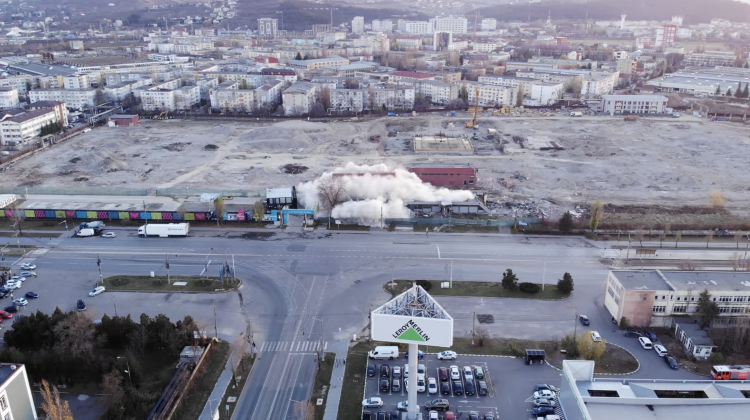VIDEO 22 de kilograme de dinamită au pus la pământ o clădire. Blocul cu 6 etaje dispare în câteva secunde