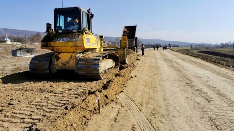 FOTO Lucrările de construcție a drumului din localitatea Bahmut înregistrează progrese. Când vor fi gata