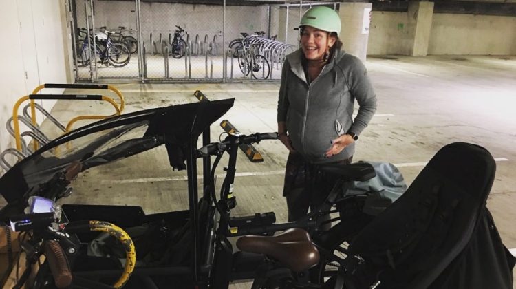 FOTO O parlamentară însărcinată din Noua Zeelandă a plecat cu bicicleta la spital ca să nască. Era deja în travaliu!