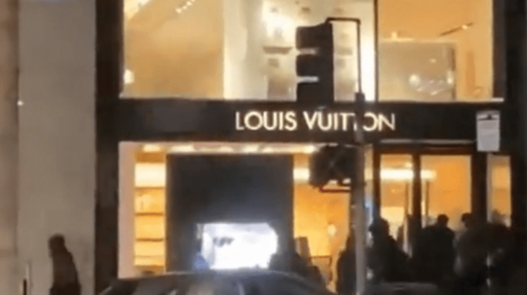 VIDEO Metodă inedită de jaf în SUA: 80 de hoți au golit un magazin de lux în câteva minute