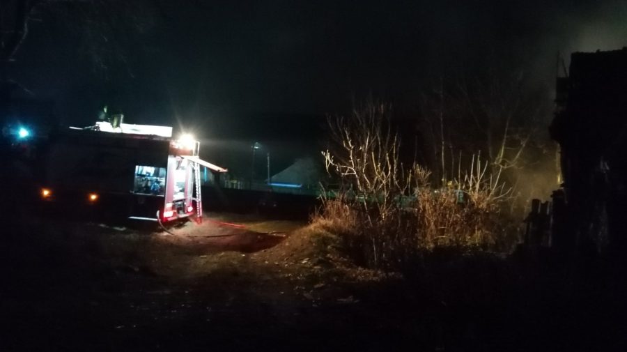 FOTO Depozit vechi cu paie, cuprins de flăcări. Au intervenit trei echipe de pompieri