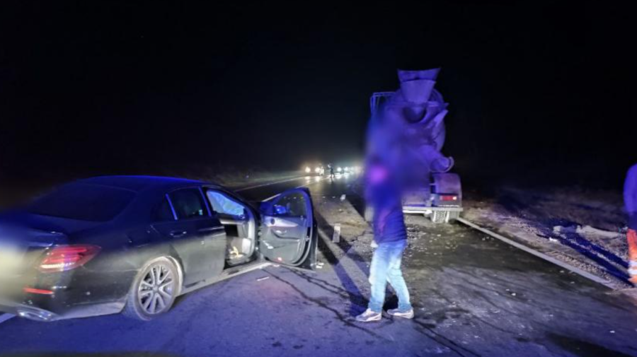 FOTO Impact violent pe traseul Chișinău-Hîncești. Un bărbat, transportat la spital