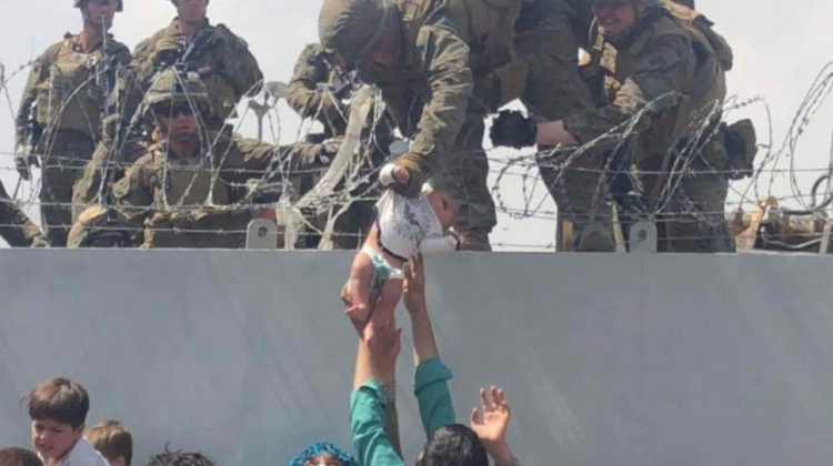 Unul dintre bebelușii dați soldaților SUA peste gard în haosul din Kabul a dispărut. Familia îl caută cu disperare