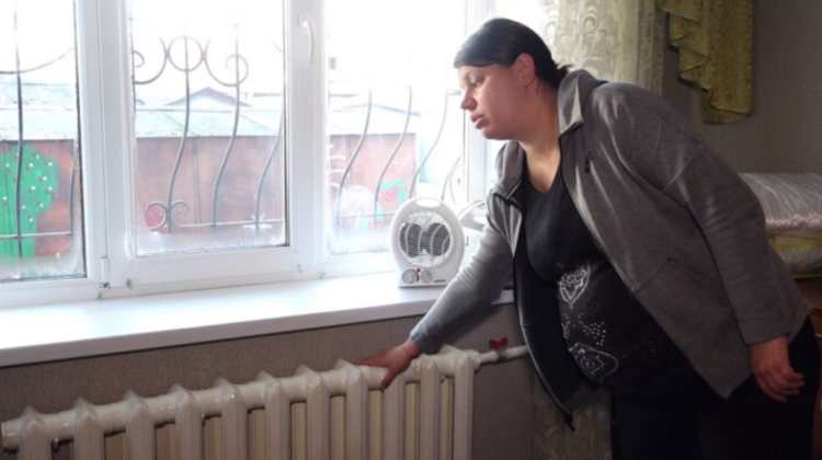 VIDEO | Îndură frigul în propria casă. Bălțenii se tem că vor plăti pentru căldura care nici nu a ajuns la ei