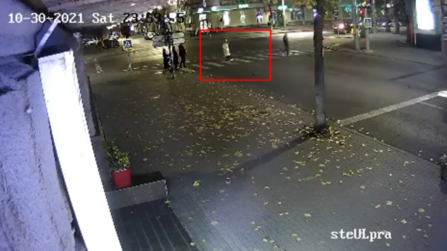 STOP CADRU Momentul în care o tânără este „ștearsă” de pe trecerea de pietoni
