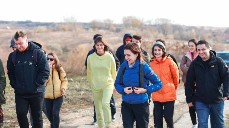 FOTO Ce caută Maia Sandu în pădurea din Orhei și Strășeni? A fost văzută alături de un grup de tineri