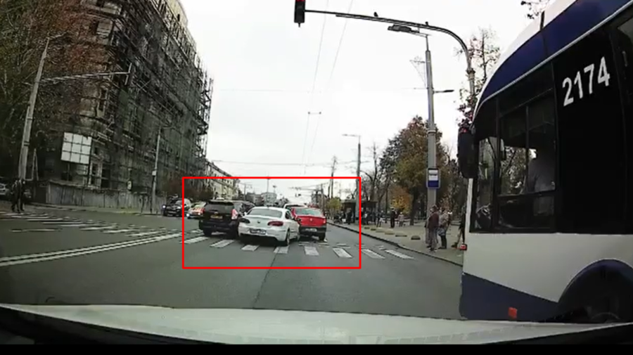 VIDEO Patru dintr-o lovitură! Momentul în care automobilele se ciocnesc în centrul Capitalei