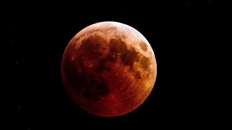 Cea mai lungă eclipsă parțială de lună din ultimii 580 de ani va avea loc în această noaptea. Cine o va putea vedea