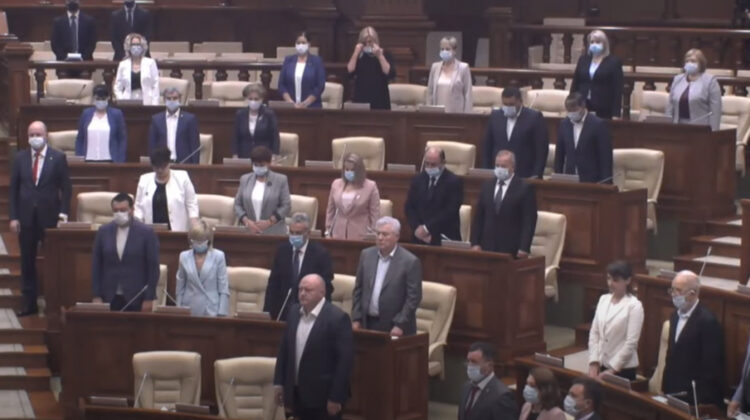 S-au ridicat în picioare și i-au cinstit memoria. Minut de reculegere în plenul Parlamentului