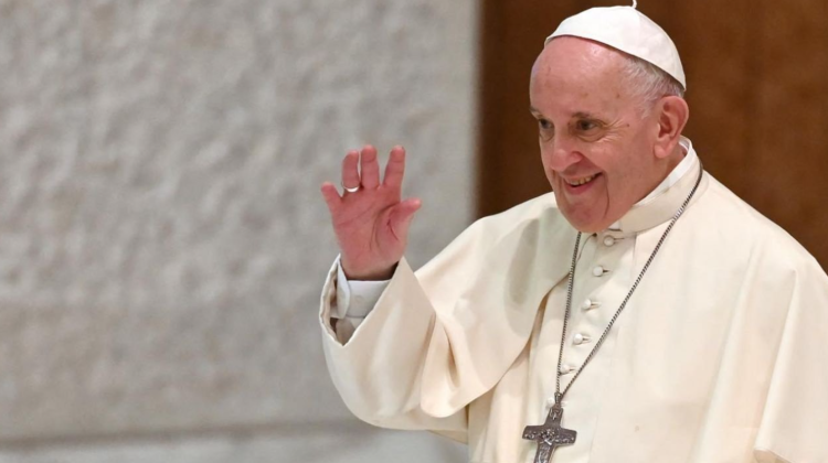 Este viu! Papa Francisc a părăsit spitalul din Roma unde a fost tratat pentru bronșită