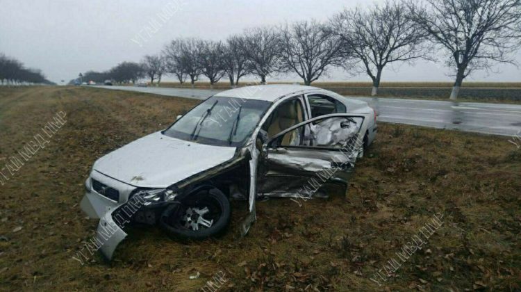 FOTO A „zburat” de pe traseu în urma unui impact violent. O șoferiță, transportată la spital