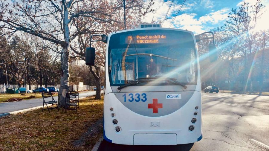 Vrei să te vaccinezi împotriva COVID-19? Adresele unde staționează astăzi troleibuzul și autobuzul